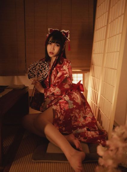 欧美丰乳肥臀内衣秀_BD英语免费观看